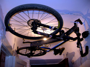 Способ размещения велосипеда зимой в комнате