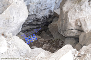 Входной лаз в пещеру Куэшта