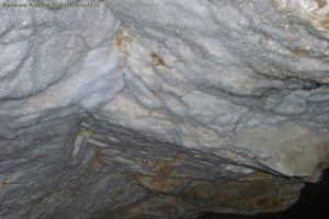 Снежные наросты на стенках пещеры Куэшта